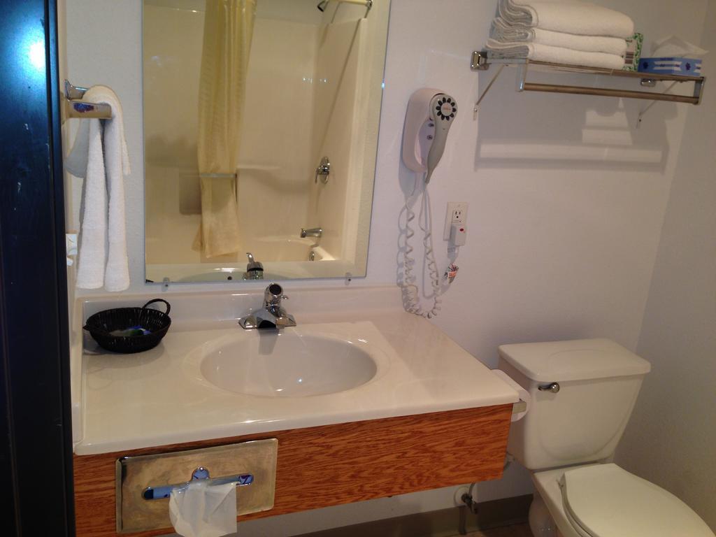 Budget Host Caribou Inn Hallock Oda fotoğraf